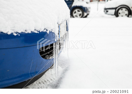 Icicles hanging on the car bumper with snow 20021091