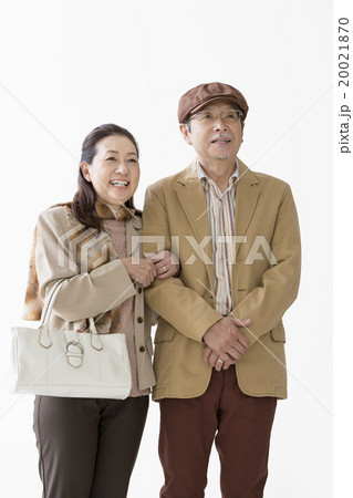 腕を組むシニア夫婦 20021870