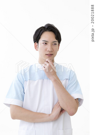 頬杖をする介護福祉士 20021888