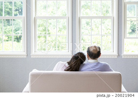 ソファで寄り添うシニア夫婦 20021904