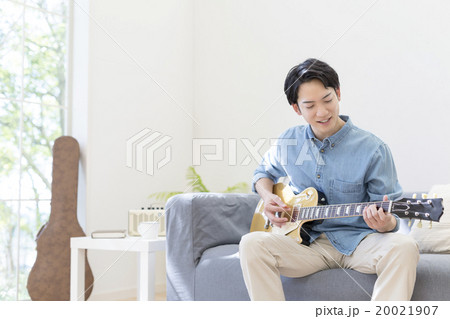 エレキギターを弾く20代の男性 エレキギターを弾く20代の男性 20021907