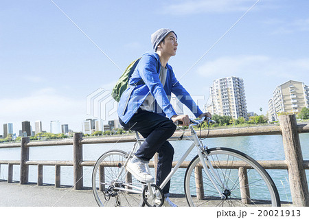 自転車に乗る20代の男性の写真素材 [20021913] - PIXTA
