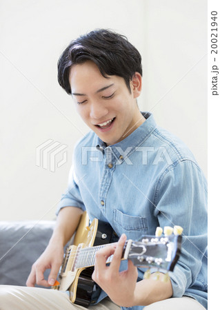 エレキギターを弾く男性の写真素材
