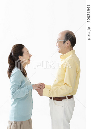 手を握るシニア夫婦の写真素材