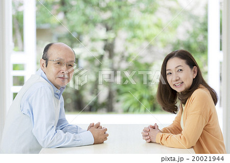 テーブルに向かうシニア夫婦 テーブルに向かうシニア夫婦 20021944