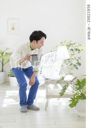 じょうろを持つ20代の男性 じょうろを持つ20代の男性 20021956