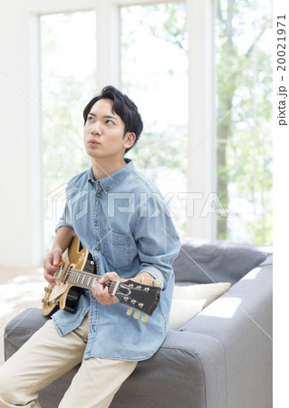 エレキギターを弾く20代の男性 エレキギターを弾く20代の男性 20021971