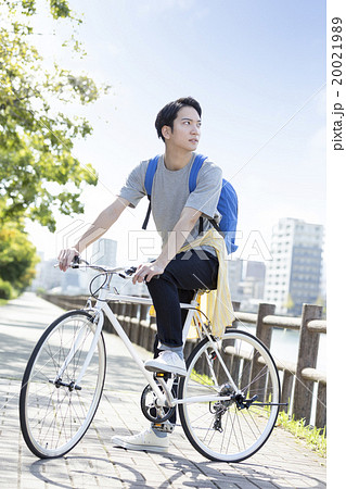 自転車に乗る20代の男性 20021989