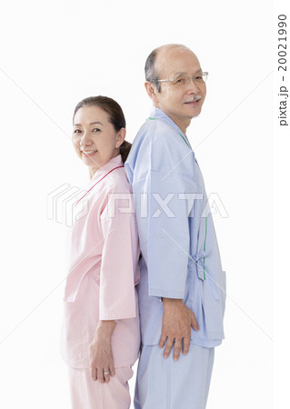 背中合わせに立つシニア夫婦 20021990
