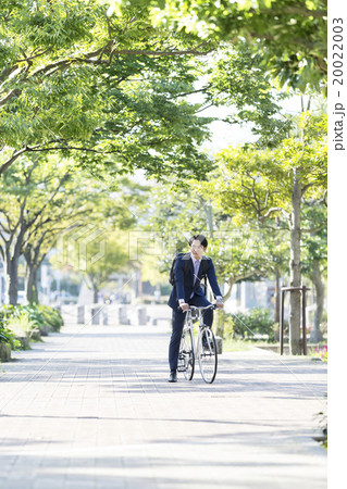 自転車に乗るビジネスマン 20022003