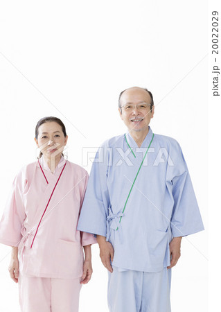 検査衣を着たシニア夫婦 20022029