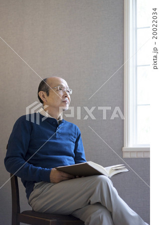 本を持つ日本人のシニア男性 本を持つ日本人のシニア男性 20022034