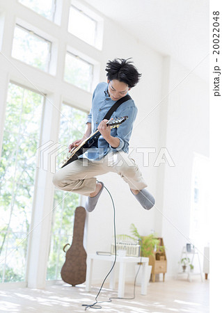 エレキギターを弾く20代の男性 20022048