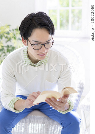 本を読む20代の男性の写真素材 20022069 Pixta