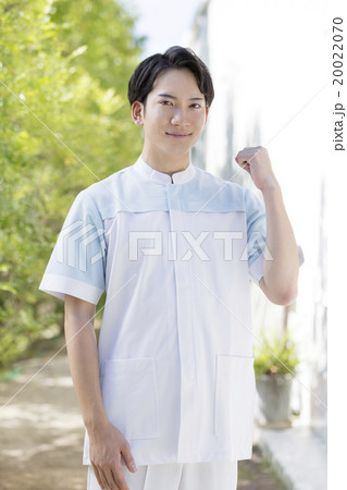 ガッツポーズをする介護福祉士 20022070