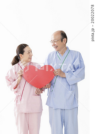 ハートを持つシニア夫婦 20022078