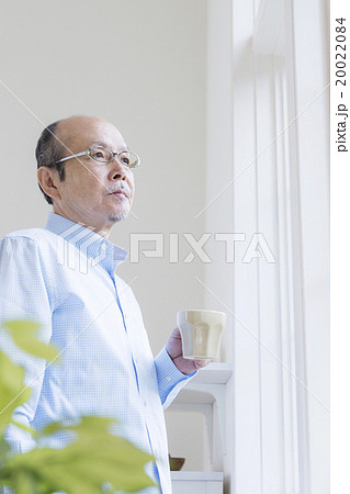 コーヒーカップを持つシニア男性 コーヒーカップを持つシニア男性 20022084