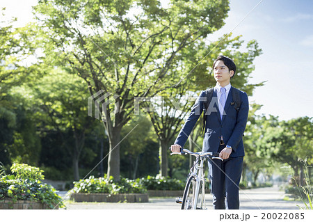 自転車を押すビジネスマン 自転車を押すビジネスマン 20022085
