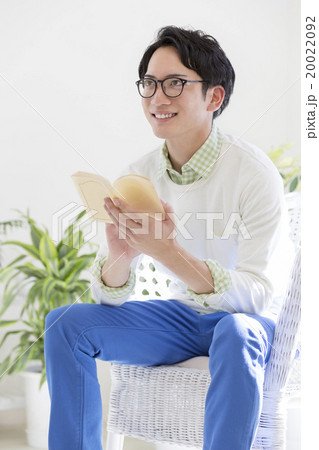 本を読む20代の男性 20022092