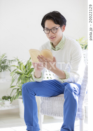 本を読む20代の男性 20022129