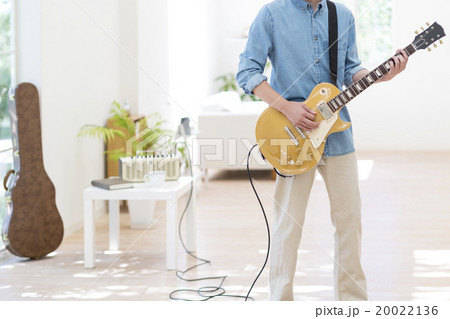 エレキギターを弾く20代の男性 20022136