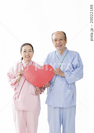 ハートを持つシニア夫婦 20022166