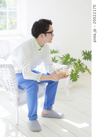 本を持つ20代の男性 20022170