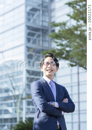 腕を組むビジネスマン 腕を組むビジネスマン 20022171