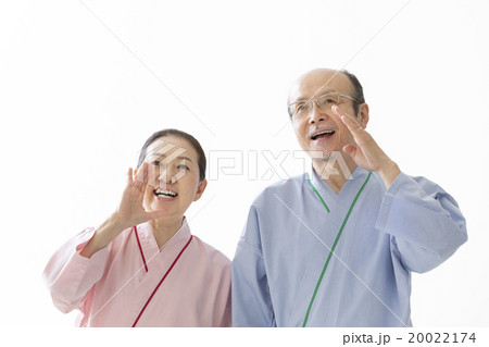 検査衣を着たシニア夫婦 20022174