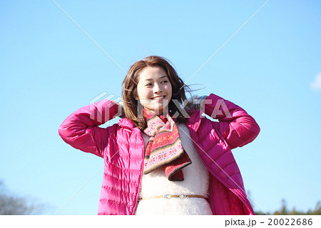 コートを着た女性 20022686
