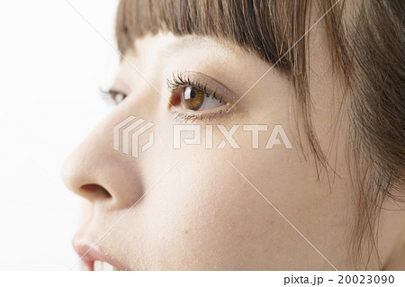若い女性ポートレート 顔アップ 横顔の写真素材