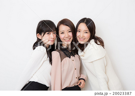 20代女性3人組 20023387