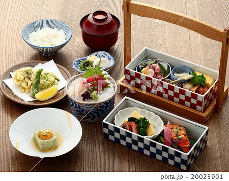 料亭の二段弁当 20023901