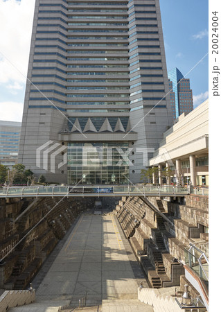 みなとみらい地区の象徴、ランドマークタワーとドックヤード、横浜 20024004