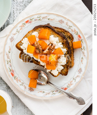 toast with caramelized pumpkin, cheese and nuts 20025253