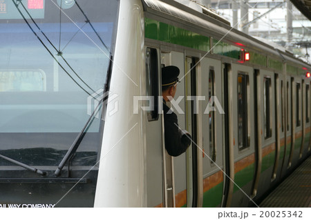湘南新宿ライン　Ｅ233系　東戸塚駅 20025342