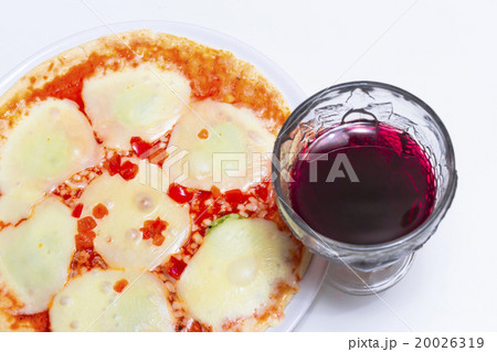 Pizza with mozzarella and a glass of red wine 20026319