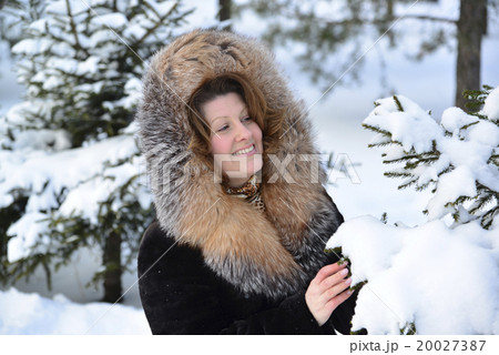 Positive middle-aged woman in  fur coat at  winter 20027387