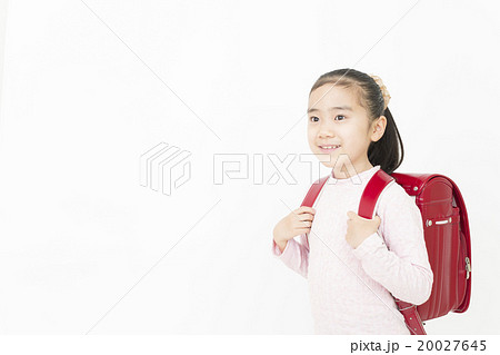 ランドセルを背負った女の子　小学生の女の子　女の子　ランドセル　小学生 20027645