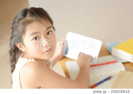 女の子 小学生 五年生 勉強 学習 タブレット 書くの写真素材 0210