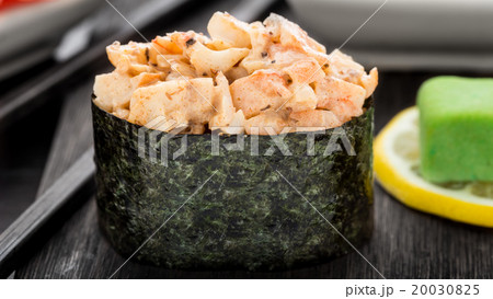 Close up of gunkan sushi 20030825