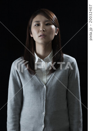 茫然とする女性 絶望 茫然とする女性 絶望 20032407