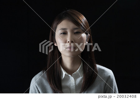 茫然とする女性 絶望 茫然とする女性 絶望 20032408