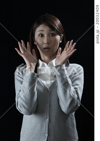 驚く女性　不安 20032409