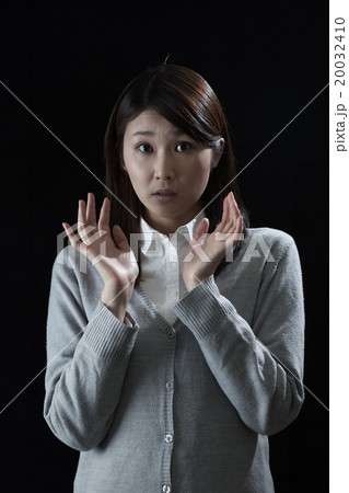 驚く女性 不安 驚く女性 不安 20032410