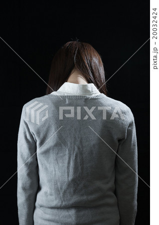絶望する女性 後ろ姿 絶望する女性 後ろ姿 20032424