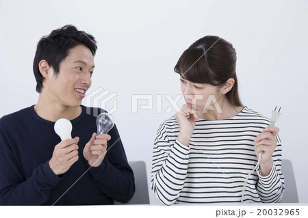 若いカップル電気イメージ 20032965