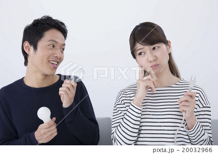 若いカップル電気イメージ 20032966
