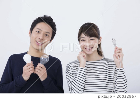若いカップル電気イメージ 20032967