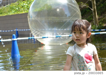 夏 女の子 水遊びの写真素材